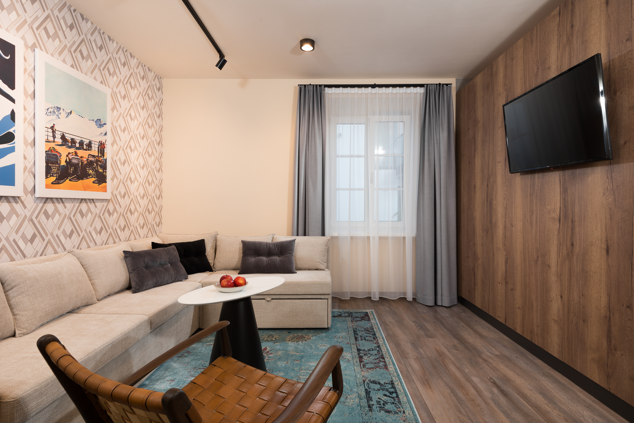 Spacious seating area in the One-Bedroom Open Plan Suite at master Linzergasse, featuring a modern sofa and stylish decor for a relaxing atmosphere.