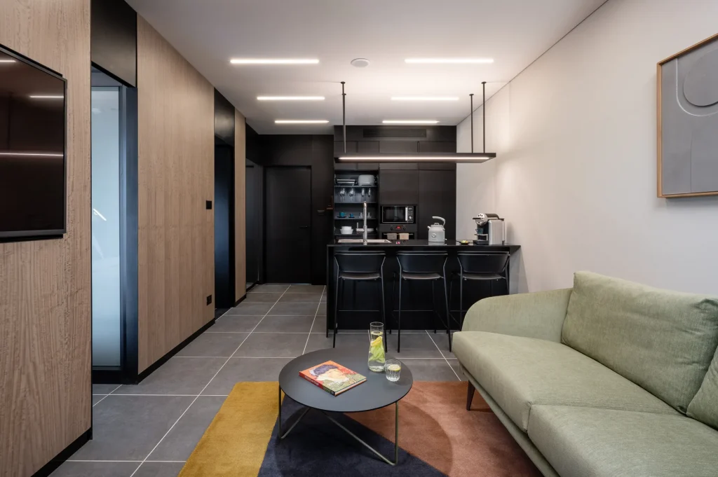 Well-appointed living area in a master Bat Yam apartment, blending a cozy seating space with an open, airy layout.