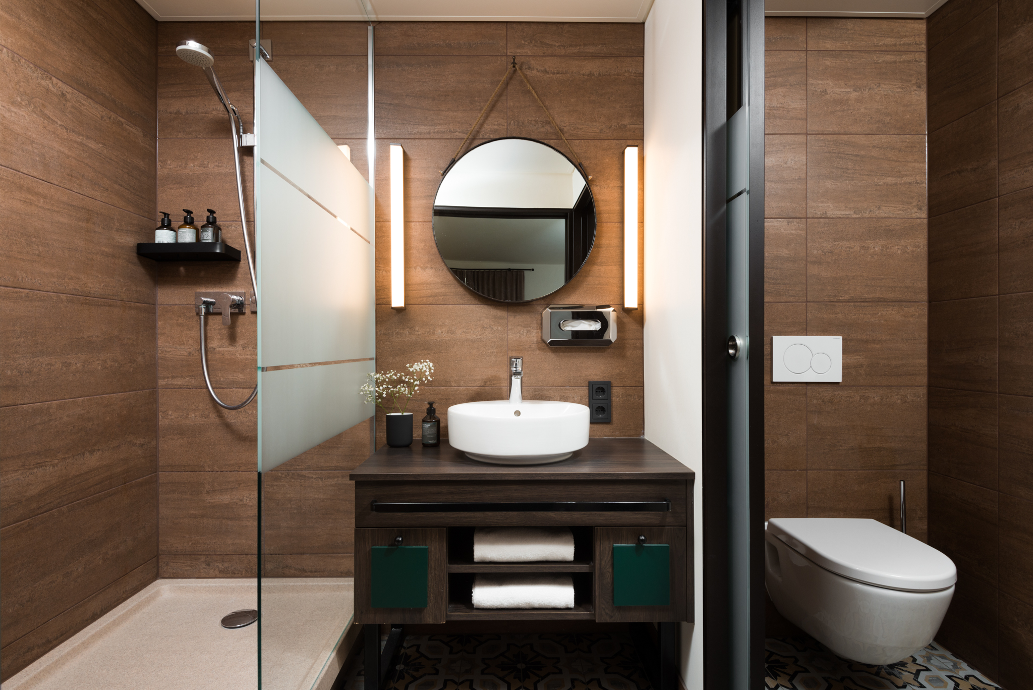 Elegant and functional bathroom in the room at master Mirabell.