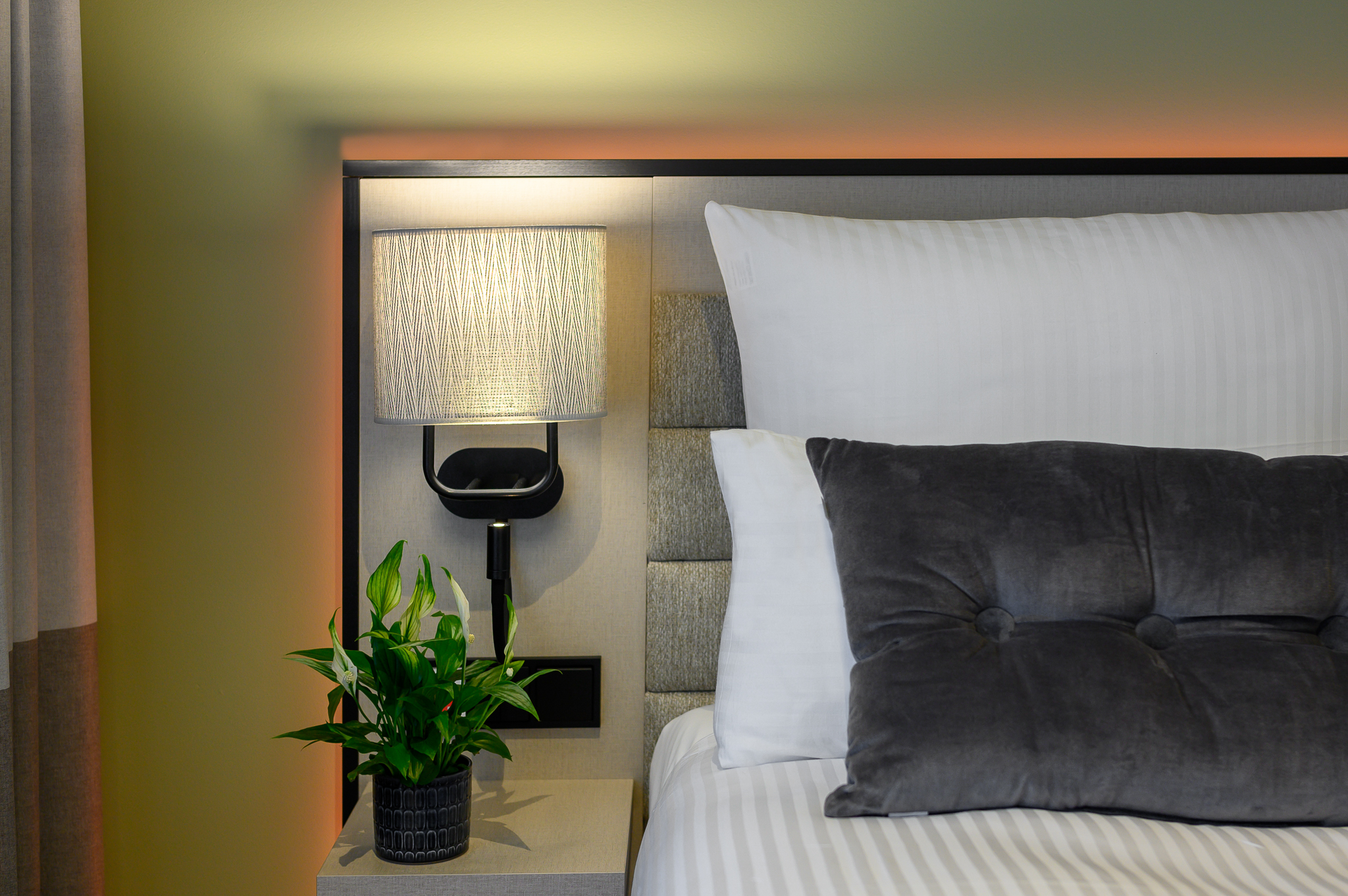 Cozy bed in the Studio at master Altona Hamburg, designed for a restful stay with soft linens and warm lighting.