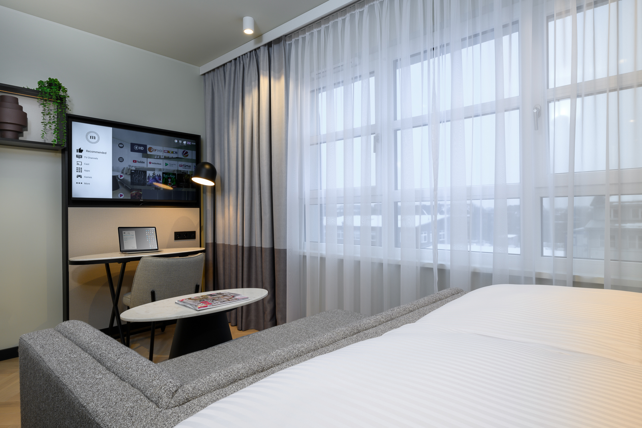 Elegant bedroom in the Family Apartment at master Altona Hamburg, offering a restful ambiance with stylish furnishings and a well-appointed bed.