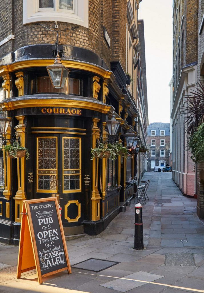 Scenic city streets near master St. Paul’s London, lined with a mix of modern and traditional architecture