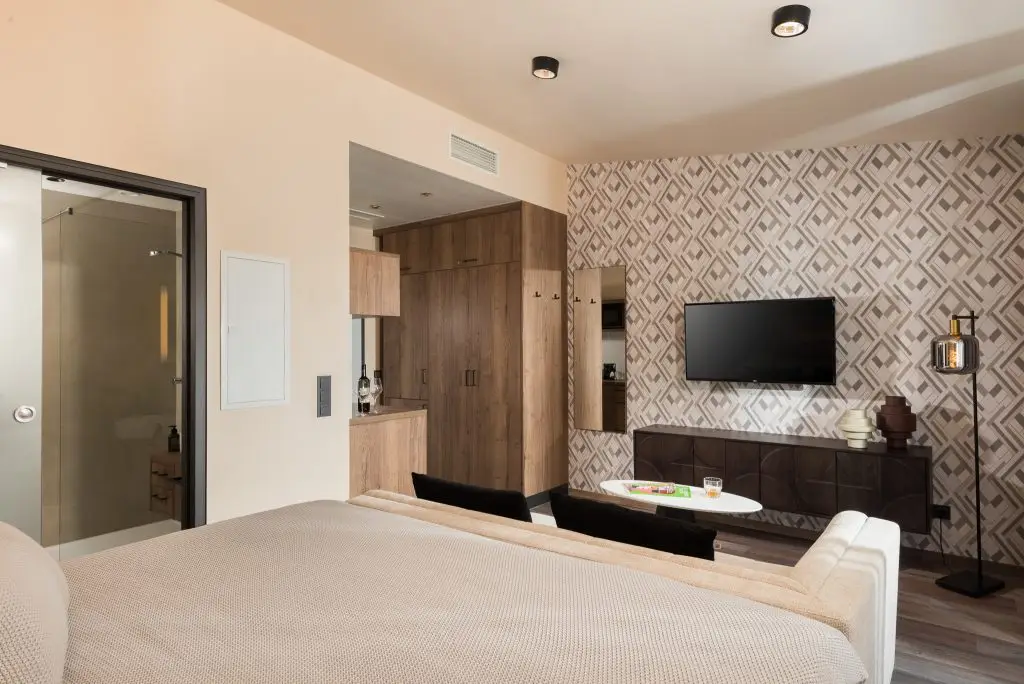 Cozy bedroom at master Linzergasse serviced apartments in Salzburg, featuring a plush bed and warm, inviting decor.
