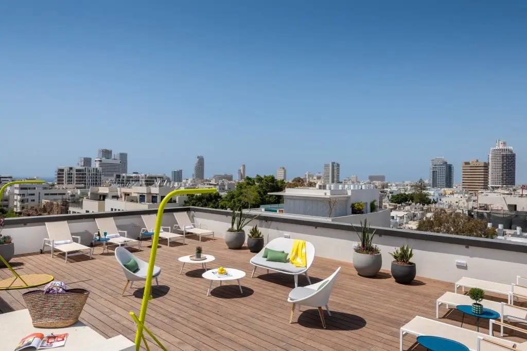Modern rooftop space at master Shenkin Tel Aviv, designed for leisure with open-air seating and stunning urban scenery.