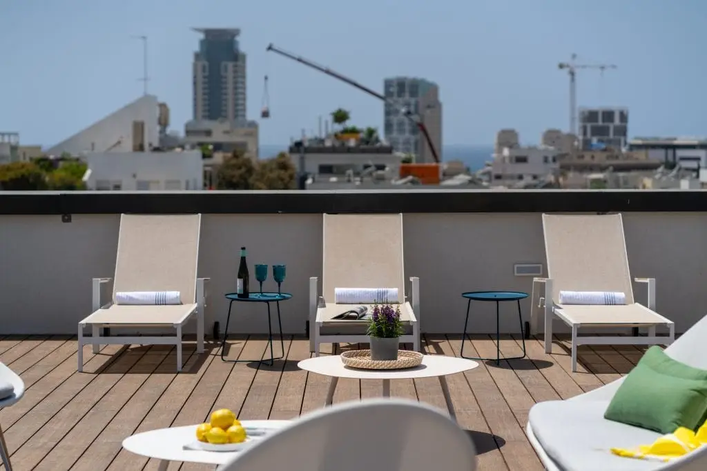 Spacious rooftop at master Shenkin Tel Aviv, offering panoramic city views and a relaxing outdoor atmosphere.