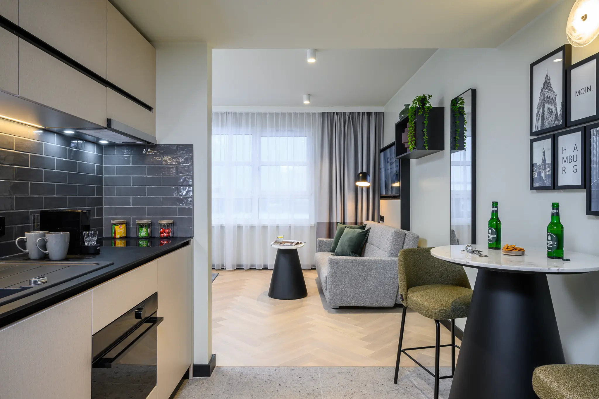 Modern kitchenette in the Studio with Sofa Bed at master Altona Hamburg, equipped with sleek appliances and a practical design.