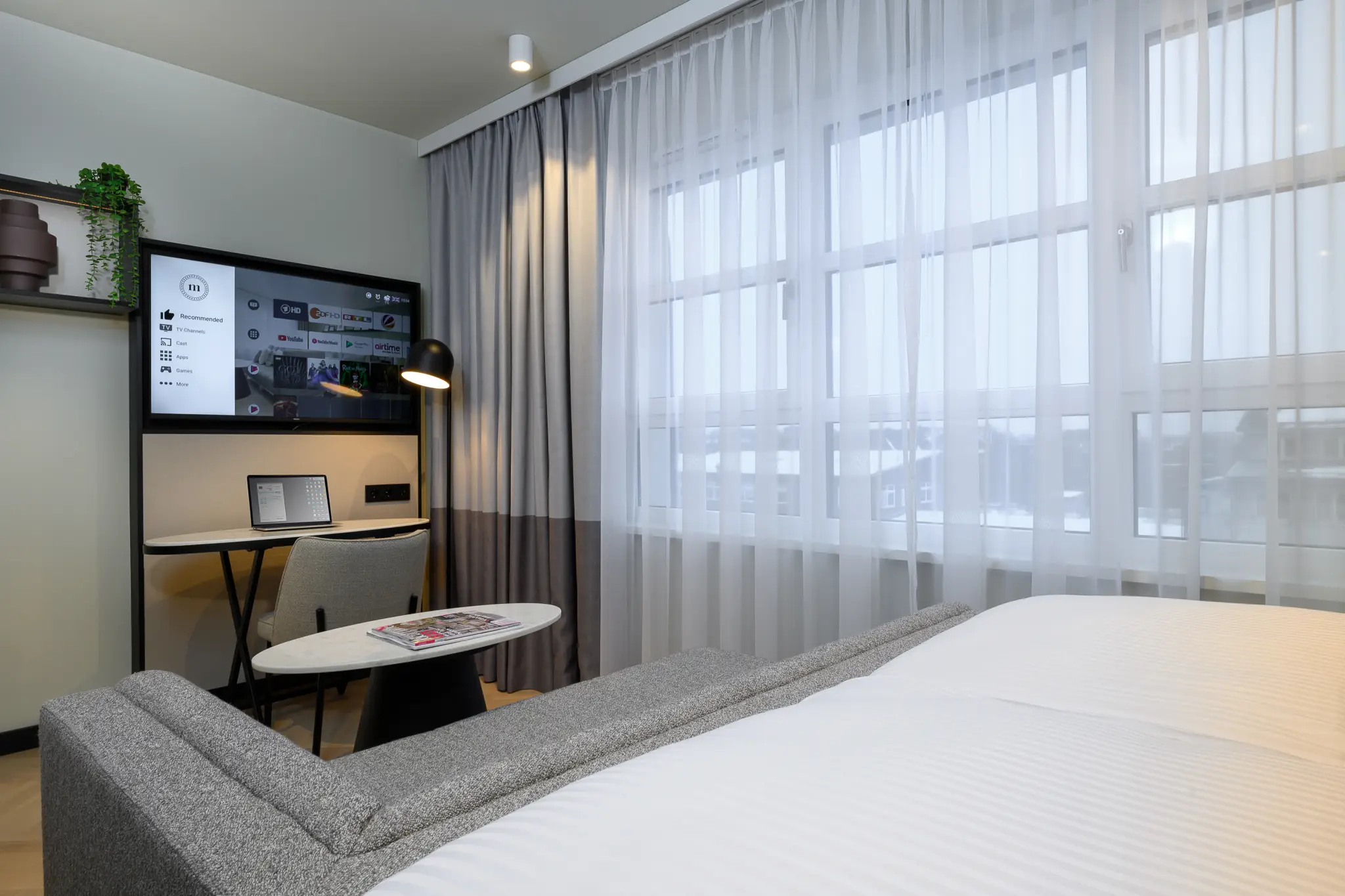 Elegant bedroom in the Family Apartment at master Altona Hamburg, offering a restful ambiance with stylish furnishings and a well-appointed bed.