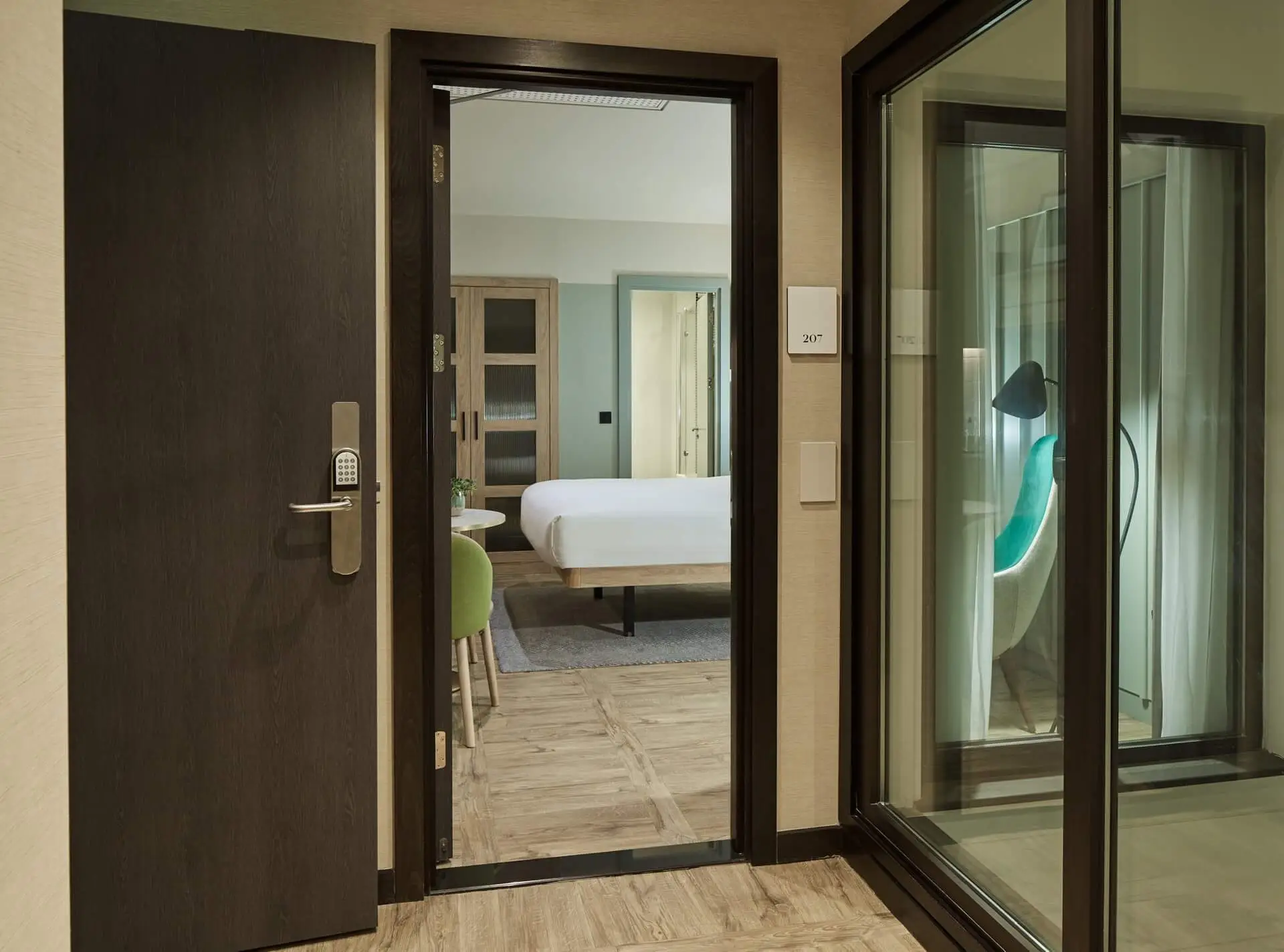 Open connecting door in the Family Apartment at master St. Paul’s London, seamlessly linking two spaces for added convenience.